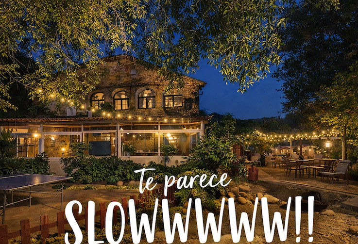 Casa rural pet-friendly en Girona con perros libres disfrutando de piscina, jardín y espacios tranquilos en el Empordà