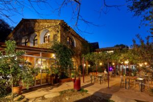 Fachada iluminada de Mas Torrencito de noche durante un apagón eléctrico en turismo rural en Girona