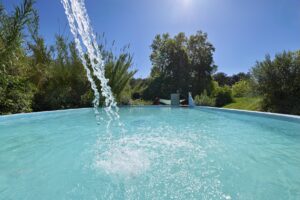 Piscina de Mas Torrencito, casa rural petfriendly con piscina en el Empordà, Girona